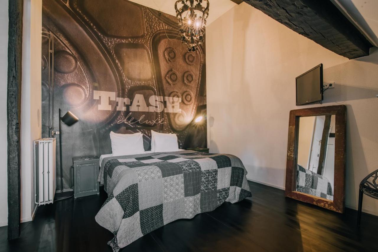 Trash Deluxe Hotel 3*